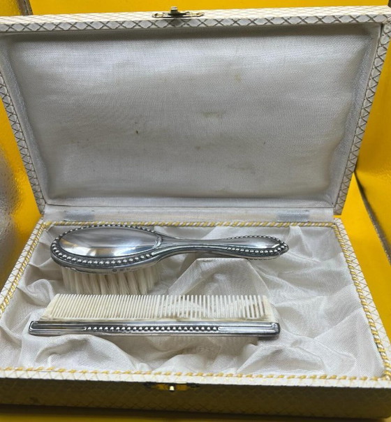 Image 1 of Ensemble ancien de brosse à cheveux et de peigne avec son emballage d'origine, vers 1950.