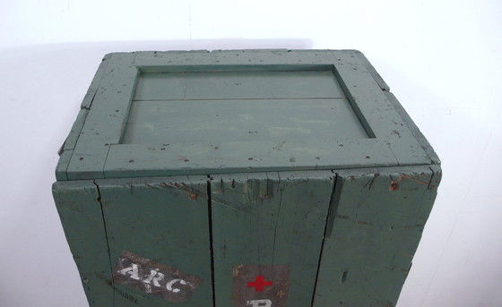 Image 1 of Vintage houten transportkist Amerikaanse Rode Kruis, origineel Shabby jaren 40 omgebouwd als kast op wielen