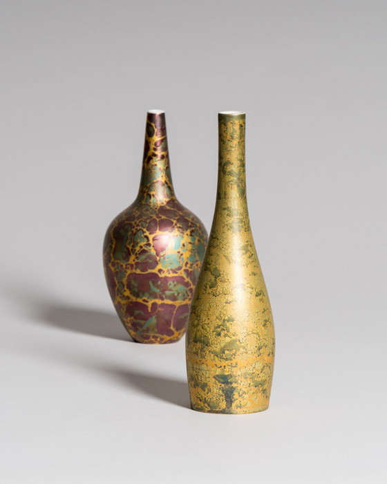 Image 1 of Duo di vasi in porcellana dipinti a mano da Helmut Drexler - Verde lilla intricato con dettagli in oro