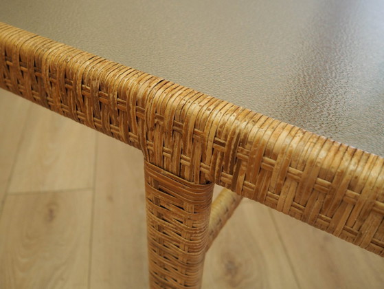 Image 1 of Table d'appoint en verre et osier, design danois, années 1970, fabriquée au Danemark