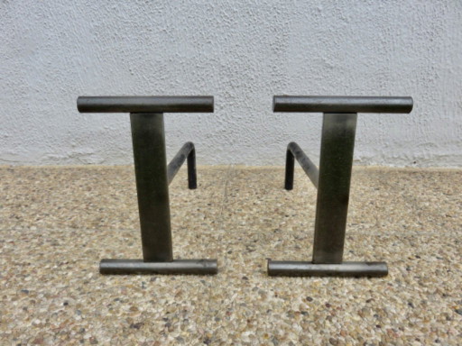 Par de morillos modernistas y minimalistas de acero en bruto, Francia, 1960.