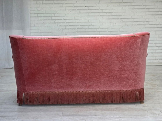 Image 1 of Sofá danés de 2 plazas de la década de 1970, tapizado en terciopelo rosa salmón y madera de roble.