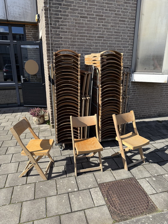 Image 1 of Lotto di 70 sedie pieghevoli vintage in legno massello degli anni '80