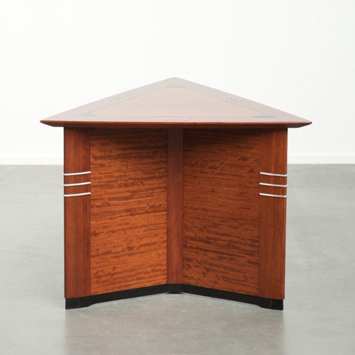 Luxury Art Deco design side/coffee table by Schuitema from the Decoforma series in a triangular shape