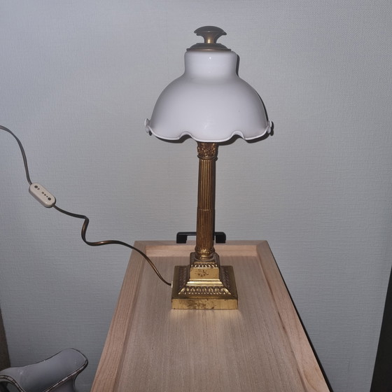 Image 1 of Messinglampe mit mattiertem Glas, Hollywood-Regency-Stil der 1930er Jahre