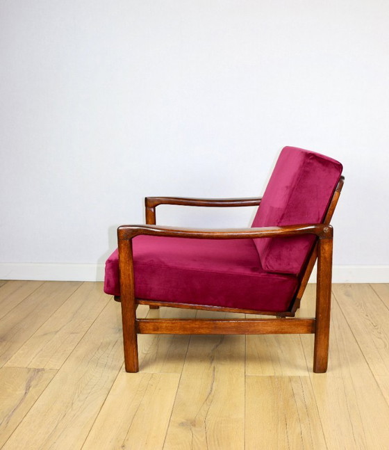 Image 1 of Fauteuil vintage en bois marron et bordeaux framboise, design Z. Bączyk - 2 exemplaires disponibles