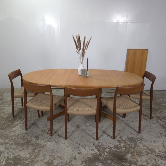 Image 1 of Vintage 1960s extendable oval table 6 to 10 persons