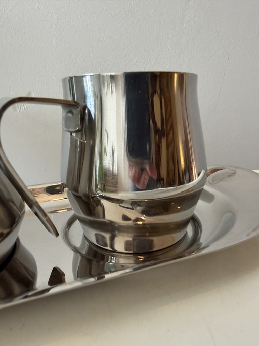 Milch- und Zuckerkännchen aus Chrom mit Tablett