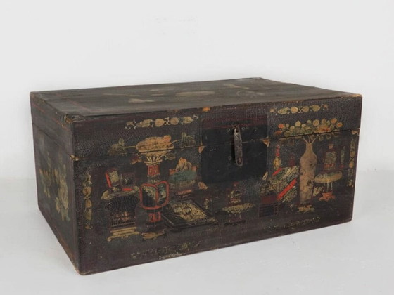 Baule in legno antico con illustrazioni di vasi in porcellana (Cina, c.1900) #2 – Cassettiere (photo 2 of 9)