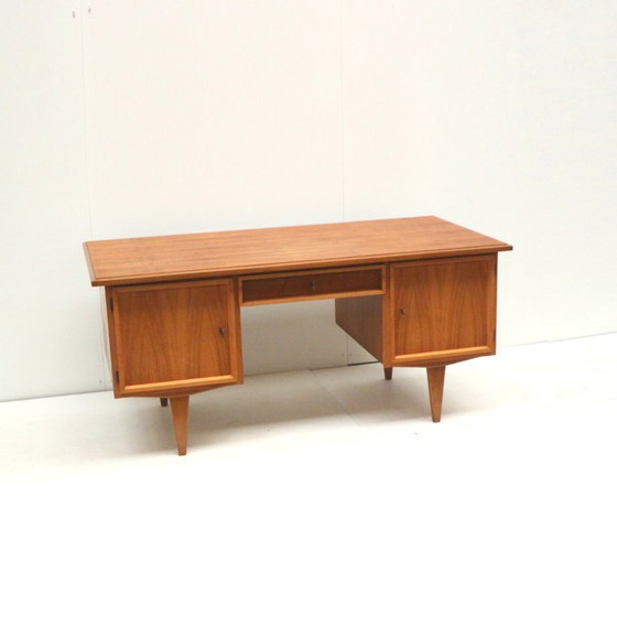 Image 1 of Scrivania vintage / scrivania direzionale con ante e cassetti degli anni '60