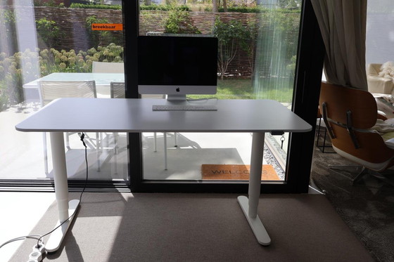 Image 1 of Scrivania IKEA regolabile in altezza, laccata bianca, 80 cm x 160 cm, con funzionamento elettrico.