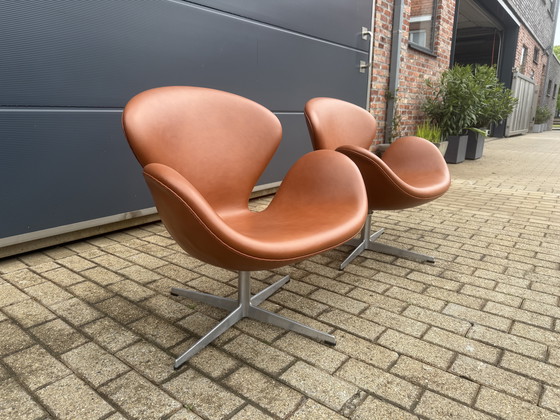 Image 1 of 2x Fritz Hansen Swan chair uit 1971 Cognac leder, NIEUWstaat!!