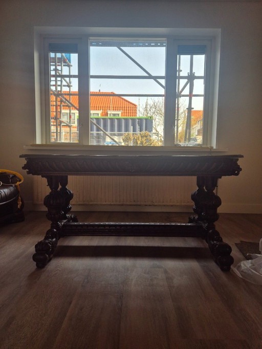 Tavolo da pranzo antico con centrotavola