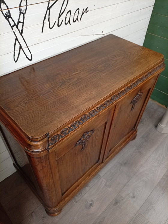 Image 1 of Armario antiguo con pedestal y cajones.