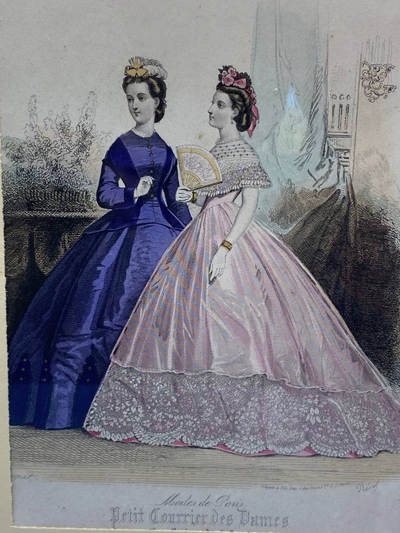 Incisione di moda del XIX secolo incorniciata e colorata, Petit Courrier des Dames – Oggetti decorativi, Glass (photo 2 of 6)