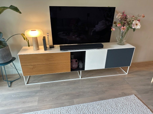 TV-Möbel mit Schubladen und Türen, weiß mit Holz und Dunkelgrau