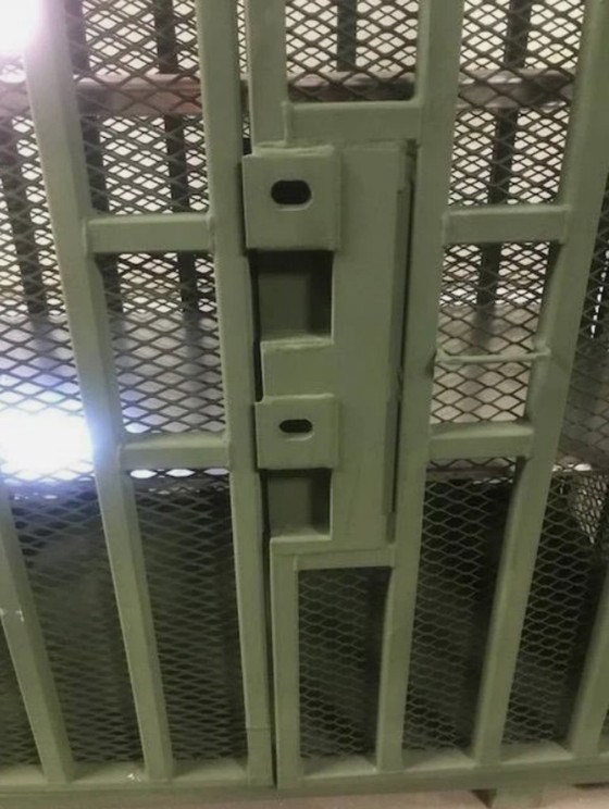 Image 1 of Cassaforte militare originale - Gabbia di sicurezza per beni di alto valore - un pezzo unico che cattura l'attenzione in amb