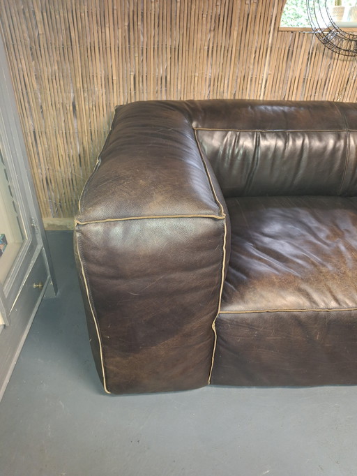 Canapé en cuir lourd et extrêmement résistant.