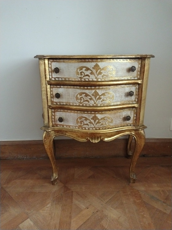 Image 1 of Armario italiano florentino antiguo con tres cajones de madera dorada.