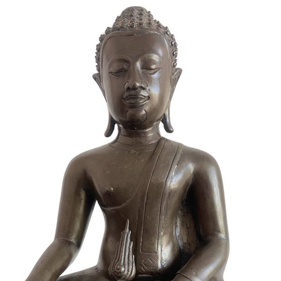 Buda tailandés de bronce sentado con llama extraíble (ushnisha) – lote 160 – Esculturas, Bronze (photo 11 of 12)