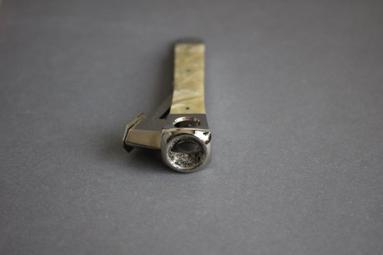 Image 1 of Tagliasigari vintage Solingen a forma di freccia con manico in madreperla, nella confezione originale.