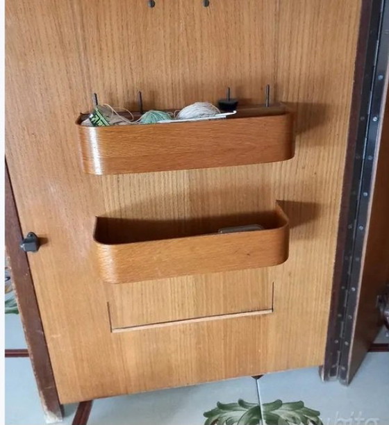 Image 1 of Singer naaimachine uit de jaren 60 met kast.