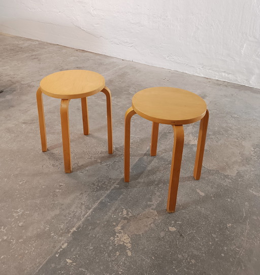 2 sgabelli vintage di Alvar Aalto per Artek