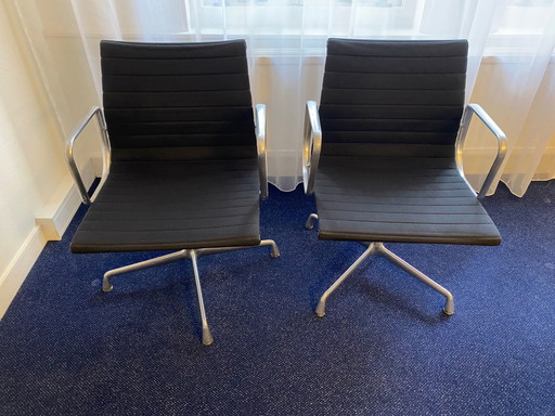 23 x chaises noires Eames EA108 à bascule