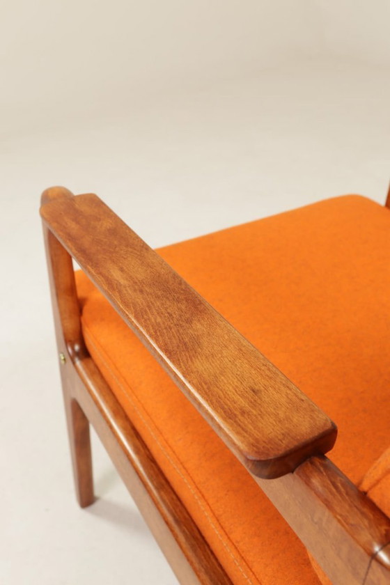 Image 1 of Vintage oranje fauteuil met wollen bekleding en walnootkleurig hout, mid-century modern stijl.