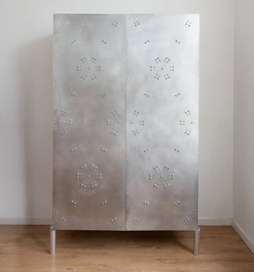 Kleiderschrank aus Aluminium und verzinktem Stahl