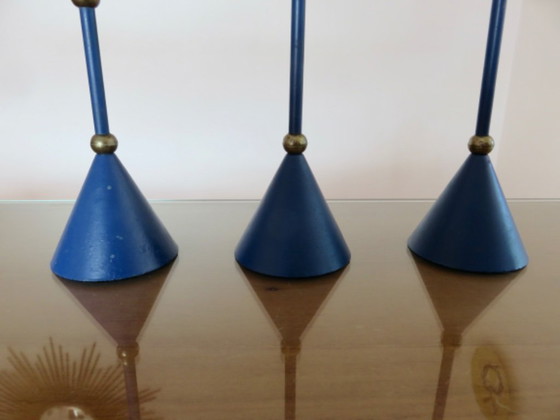 Image 1 of Série de 3 bougeoirs scandinaves, moderniste, métal laqué bleu et laiton années 70