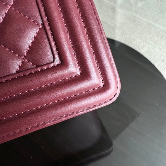 Image 1 of Chanel Boy Medium - 25 cm, cuir d'agneau matelassé bordeaux, finitions dorées, Série 22