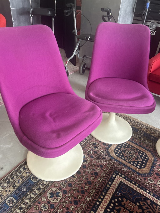 Cuatro sillas giratorias tipo trompeta y una mesa pequeña. – draaistoelen, Plastic, Textile (photo 2 of 5)