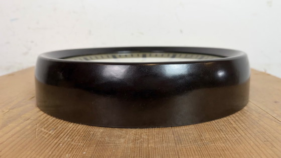 Image 1 of Industriële bruine bakelieten fabriekswandklok van Pragotron, jaren 60