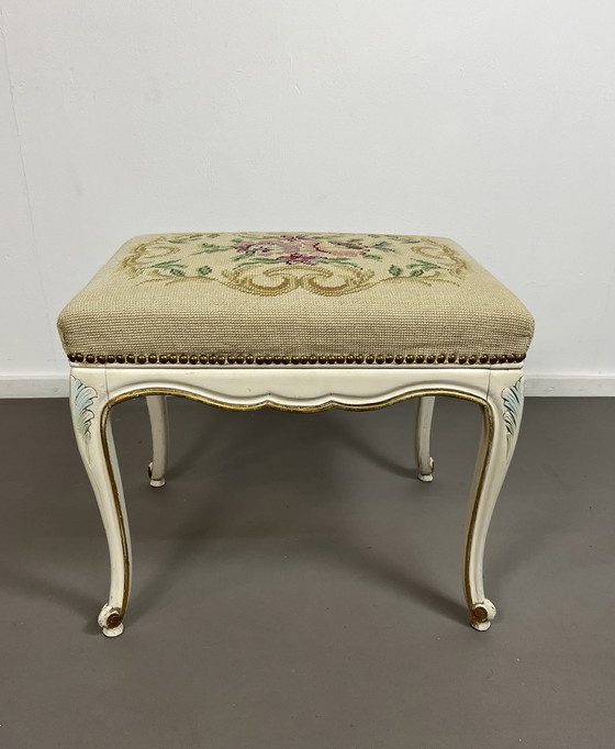 Image 1 of Tabouret ancien de style Louis XV, d'inspiration italienne ou française.