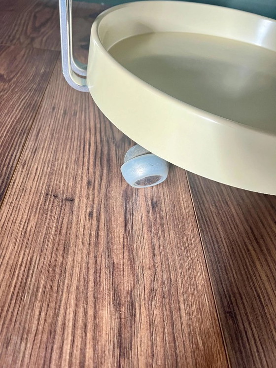 Image 1 of Original runder Space Age Servierwagen aus den 1970er Jahren auf vier Rollen, aus Chrom und massivem Holz mit Kunststoffüberzug.