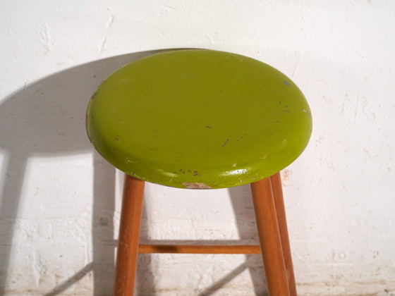 Taburete de madera antiguo con asiento redondo – Europa Central, c. 1950 – Rustic (photo 14 of 40)