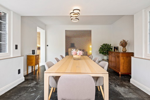 Designer table 'Sarah' & 8 x chairs 'Joy' – Top condition