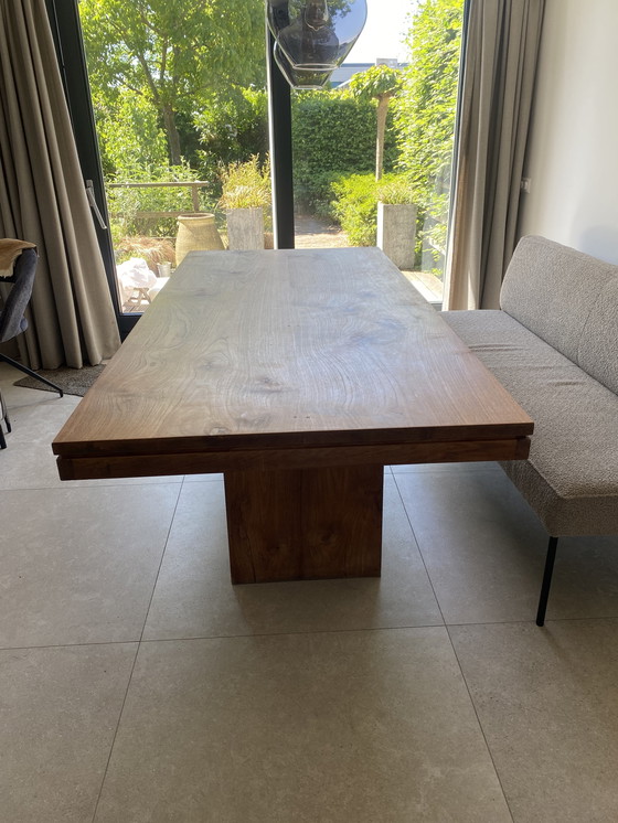 Image 1 of Une table à manger moderne et élégante