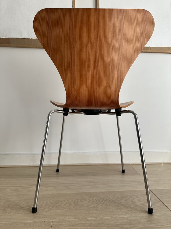 Fritz Hansen Série 7 3107 – Arne Jacobsen – Dining chairs, Wood (photo 2 of 5)