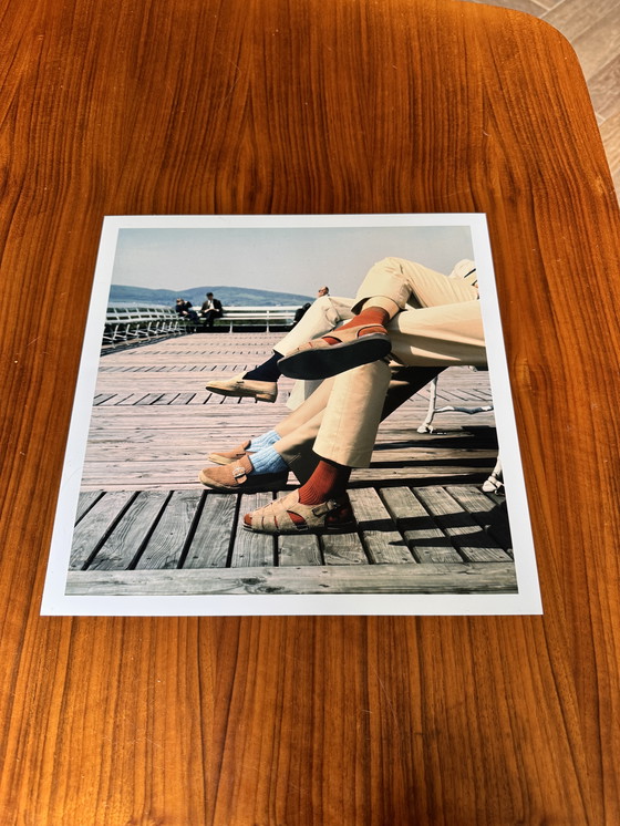 Image 1 of Vintage Kleurenfoto uit 1973 - Schoenen op een Houten Dek, 30,5 x 30,5 cm