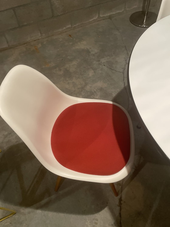 Image 1 of Original Charles Eames Table Vitra and 5 white Plastic Chairs Vitra with tangerine cushion