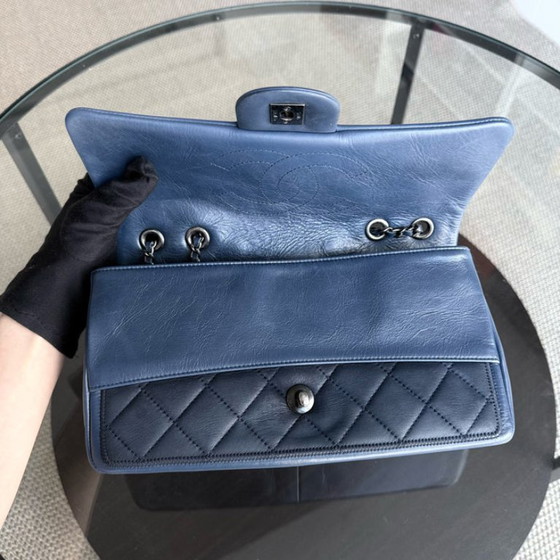 Image 1 of Chanel Seasonal Flap - 25 cm gewatteerd kalfsleer, blauw ruthenium, zilverkleurige hardware, serie 20