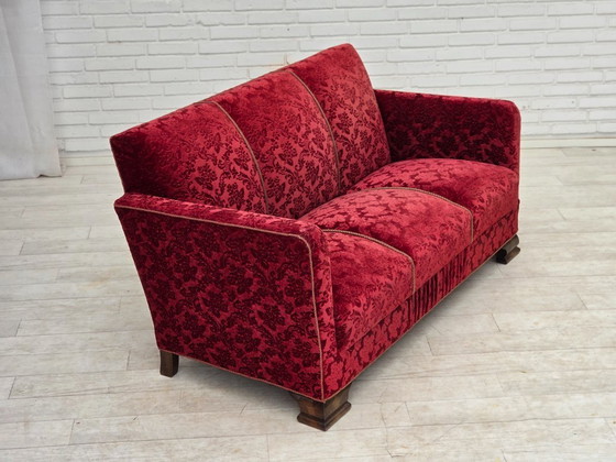 Image 1 of Deense driezitsbank uit de jaren 50, bekleed met velours en eikenhout.