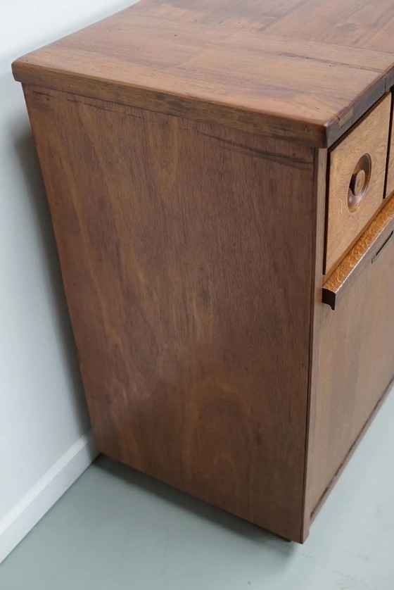 Image 1 of Grote Nederlandse industriële eiken apothekers- / bakkerijkast, ca. jaren 1950