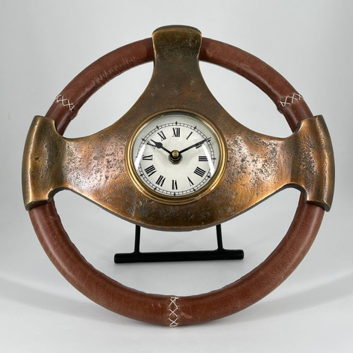 Reloj de mesa escultórico con forma de volante, fabricado en metal patinado – Automobilia Vintage