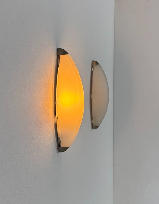 Coppia di applique vintage, metallo cromato e vetro satinato, Francia, 1970