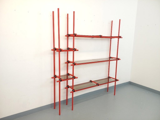 Vintage Italiaanse Bauhaus-boekenkast van rood metaal en rookglas uit de jaren 70.