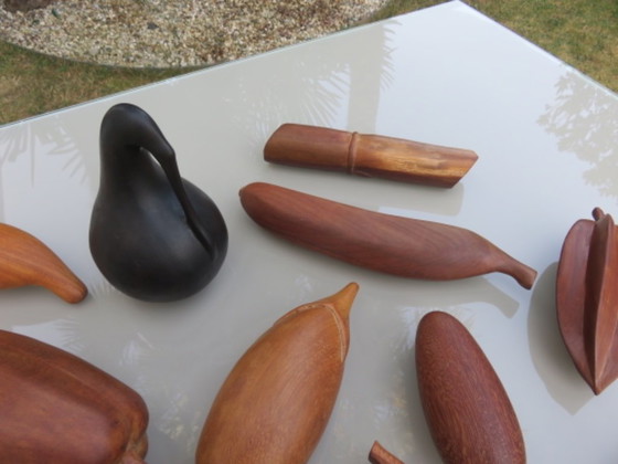 Image 1 of 12 große exotische Früchte aus Holz, 70er Jahre