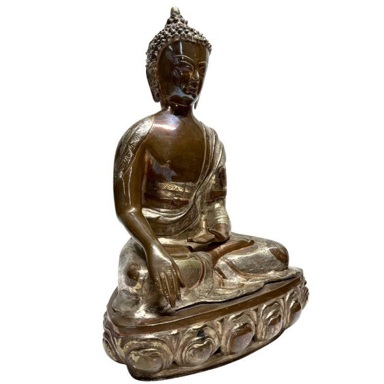 Raro Buda Shakyamuni de Patan – Túnica floral grabada a mano, c. 1920 – Esculturas, Bronze (photo 2 of 10)
